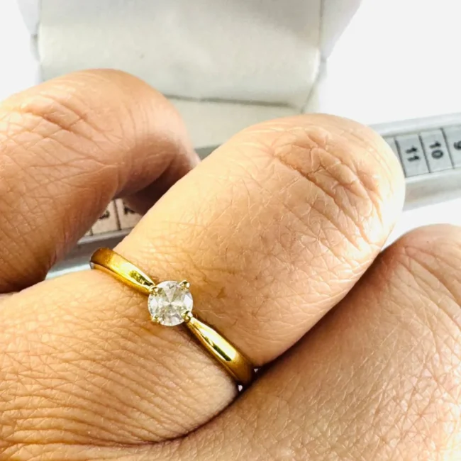 Anel em Ouro 18K | Modelo Cálice Baixo com Zircônia 🔹