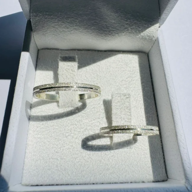 Par de Alianças em Prata 950 | Modelo Retas Fosco com Risco Central 💍