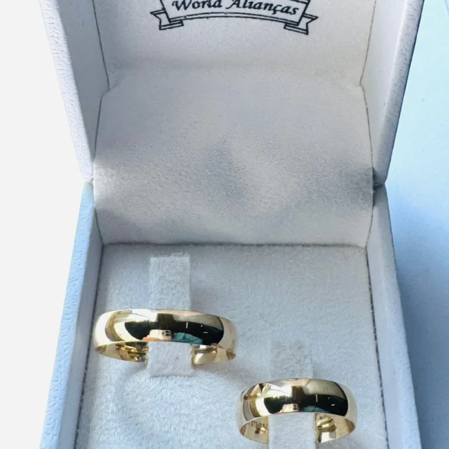 Par de Alianças em Ouro 18K 5.0mm | Modelo Meia Cana 💛