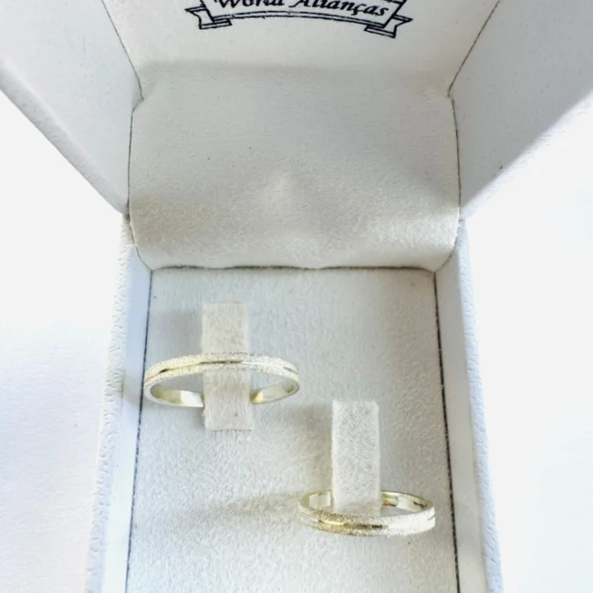 Par de Alianças em Prata 950 | Modelo Retas Fosco com Risco Central 💍