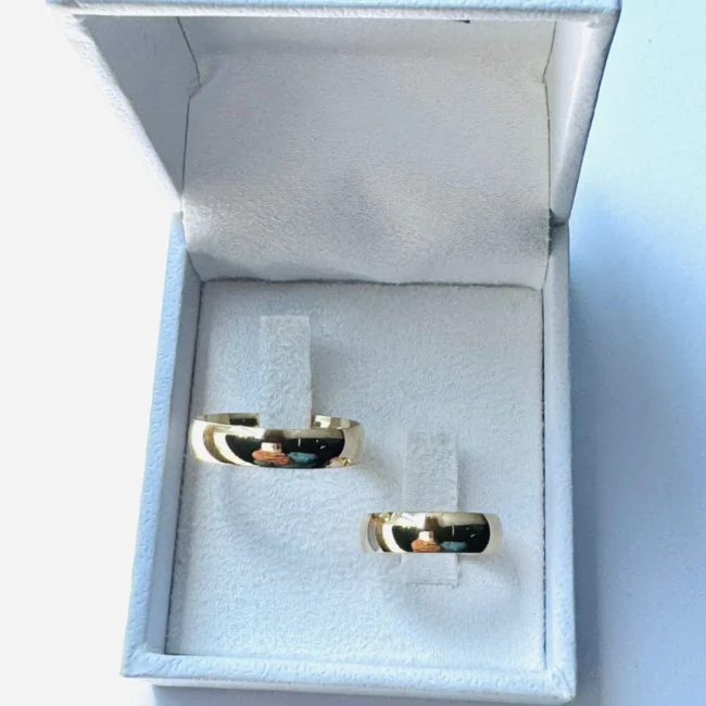Par de Alianças em Ouro 18K 5.0mm | Modelo Meia Cana 💛