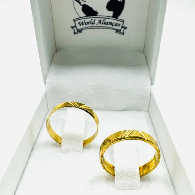 Par de Alianças em Ouro 18K 3.0mm | Modelo Trabalhado Diamantado 💛