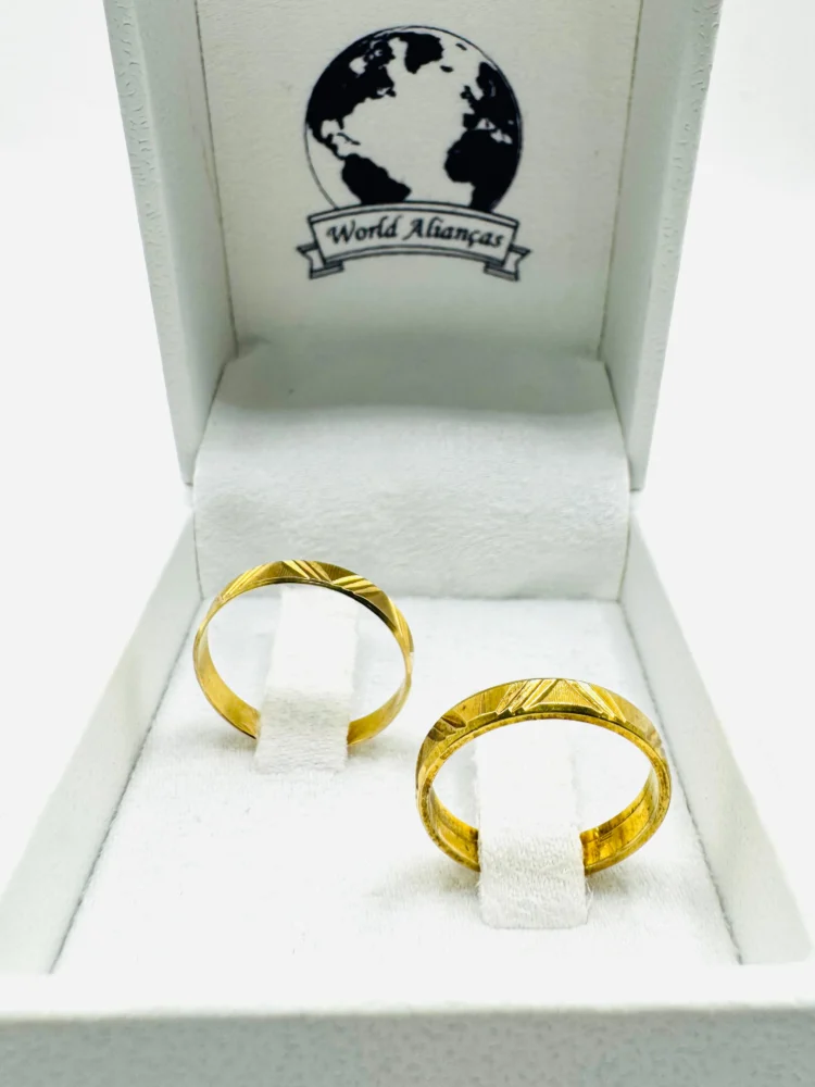 Par de Alianças em Ouro 18K 3.0mm | Modelo Trabalhado Diamantado 💛