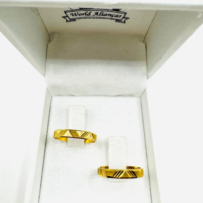 Par de Alianças em Ouro 18K 3.0mm | Modelo Trabalhado Diamantado 💛