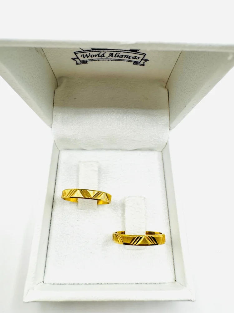Par de Alianças em Ouro 18K 3.0mm | Modelo Trabalhado Diamantado 💛