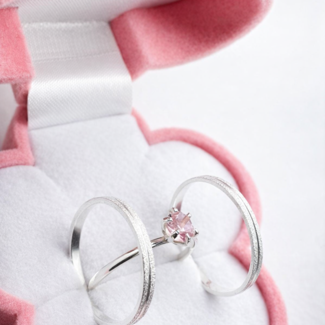 🌸 Coleção Flores – Um amor que floresce todos os dias 🌸 Delicadeza, brilho e significado em cada detalhe ✨ Alianças em Prata 950, modelo minimalista de 2.0 mm, ideais para casais que amam o simples, o elegante e o atemporal 💍 E tem mais… 💥 50% OFF por tempo limitado! De R$399,99 por apenas R$199,90 ✨ O kit inclui: 💍 Par de alianças 2mm 🌸 Caixinha exclusiva em formato de flor 💎 Anel solitário (brinde especial) 📜 Certificado de garantia 🖋️ Gravação de nome + data Um presente completo para eternizar o seu momento 📲 Chama no direct ou no WhatsApp e garanta já o seu par! ⏳ Estoque limitado. #WorldAlianças #AliançasPrata950 #ColeçãoFlores #AmorQueFloresce #PromoçãoDeAlianças 💍✨