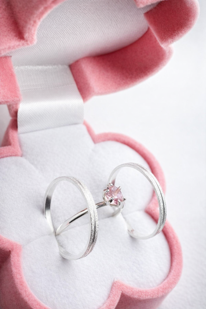 🌸 Coleção Flores – Um amor que floresce todos os dias 🌸 Delicadeza, brilho e significado em cada detalhe ✨ Alianças em Prata 950, modelo minimalista de 2.0 mm, ideais para casais que amam o simples, o elegante e o atemporal 💍 E tem mais… 💥 50% OFF por tempo limitado! De R$399,99 por apenas R$199,90 ✨ O kit inclui: 💍 Par de alianças 2mm 🌸 Caixinha exclusiva em formato de flor 💎 Anel solitário (brinde especial) 📜 Certificado de garantia 🖋️ Gravação de nome + data Um presente completo para eternizar o seu momento 📲 Chama no direct ou no WhatsApp e garanta já o seu par! ⏳ Estoque limitado. #WorldAlianças #AliançasPrata950 #ColeçãoFlores #AmorQueFloresce #PromoçãoDeAlianças 💍✨