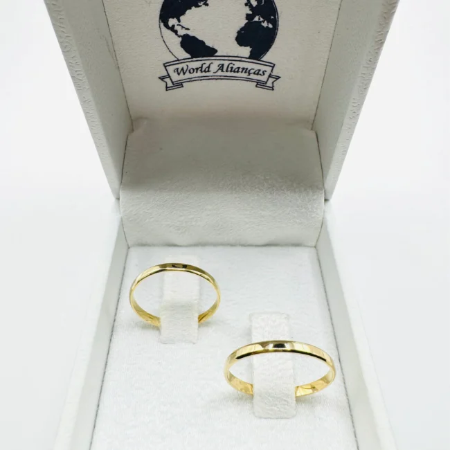Par de Alianças em Ouro 18K 2.0mm Modelo Chanfrado 💛