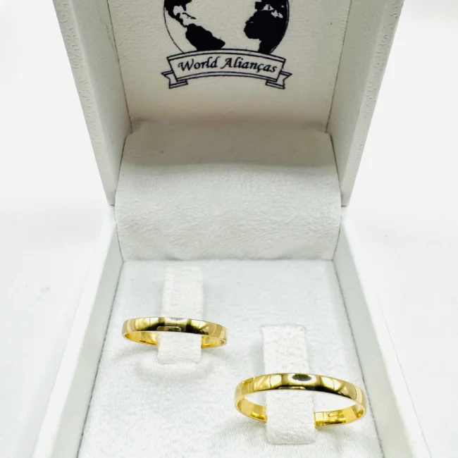 Par de Alianças em Ouro 18K 2.0mm Modelo Meia Cana 💛