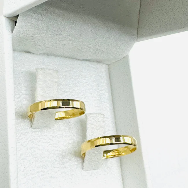 Par de Alianças em Ouro 18K 3.0mm Modelo Chanfrada 💛