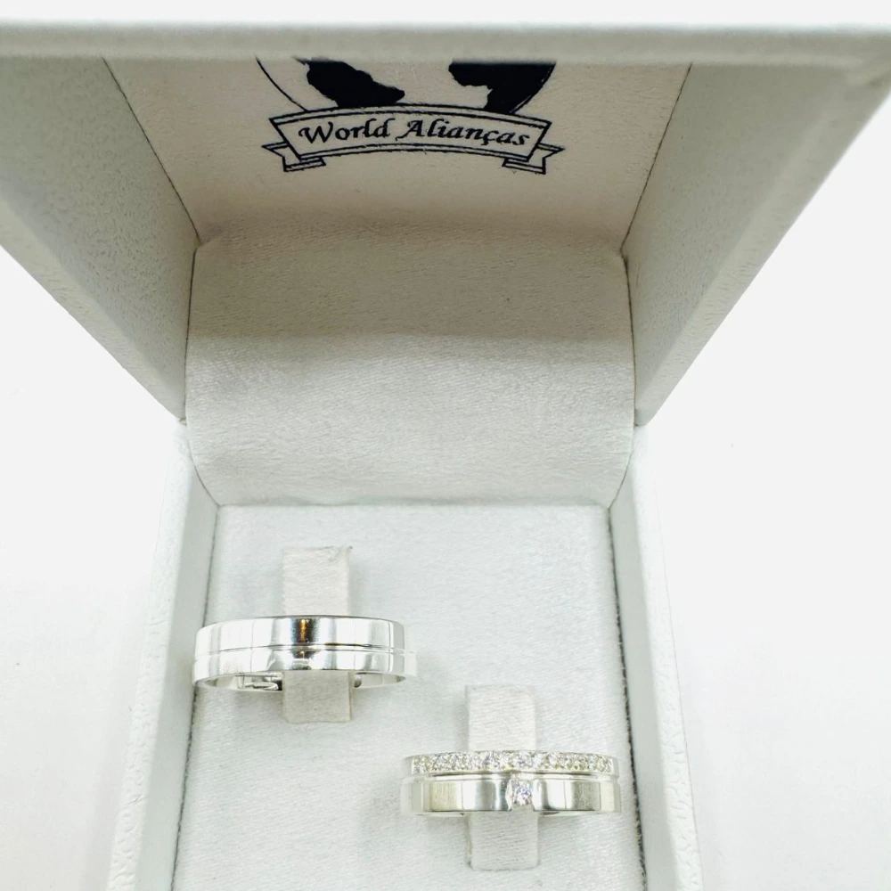 Par de Alianças em Prata 950 5.0mm Modelo com Zircônias 💍 (4) Par de Alianças em Prata 950 5.0mm Modelo com Zircônias 💍 (4)