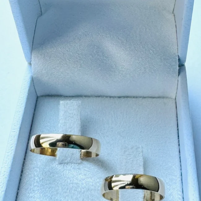 Par de Alianças em Ouro 18K 4.0mm | Modelo Meia Cana 💛