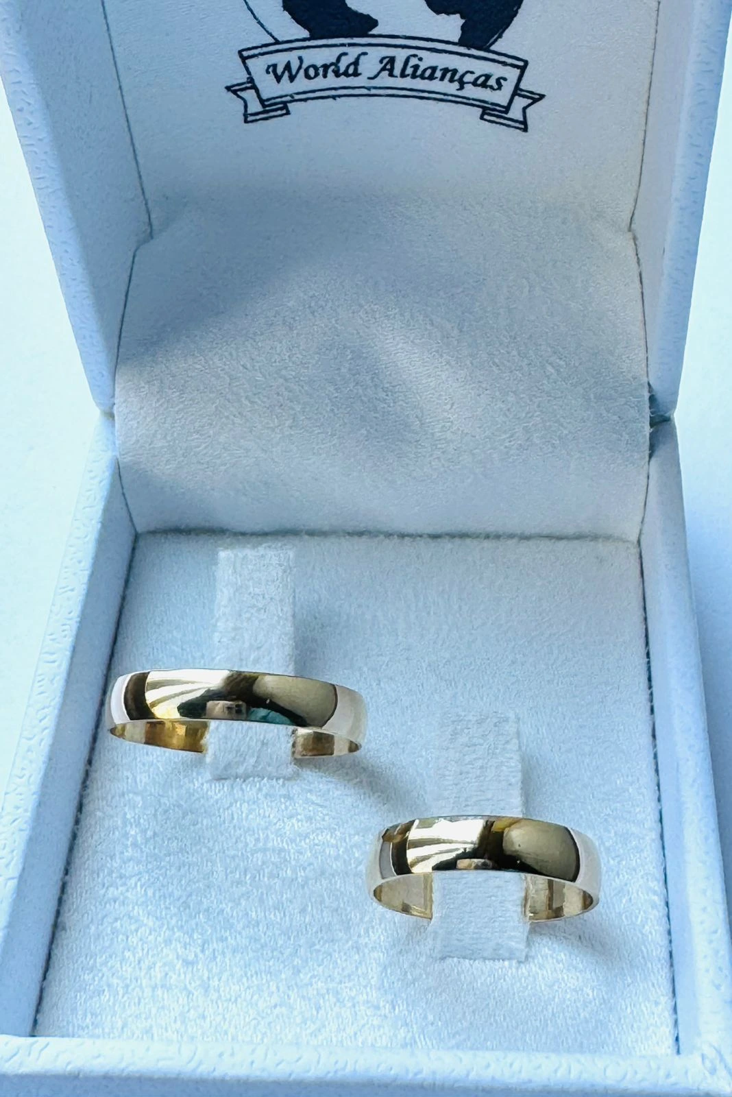 Par de Alianças em Ouro 18K 4.0mm | Modelo Meia Cana 💛 Par de Alianças em Ouro 18K 4.0mm | Modelo Meia Cana 💛