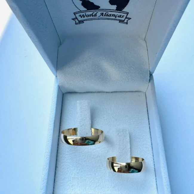 Par de Alianças em Ouro 18K 4.0mm | Modelo Meia Cana 💛