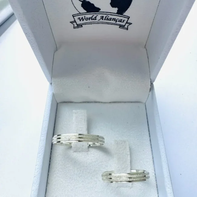 Par de Alianças em Prata 950 3,0 mm | Modelo Fosco Diamantado com Degraus Laterais 🩶
