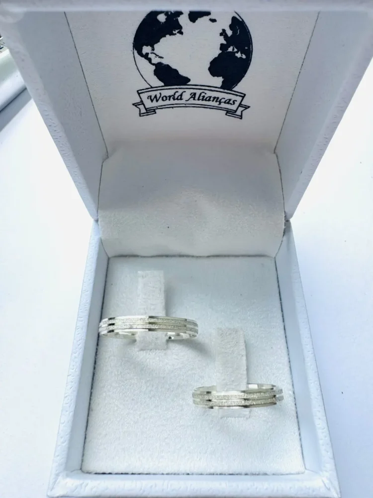 Par de Alianças em Prata 950 3,0 mm | Modelo Fosco Diamantado com Degraus Laterais 🩶