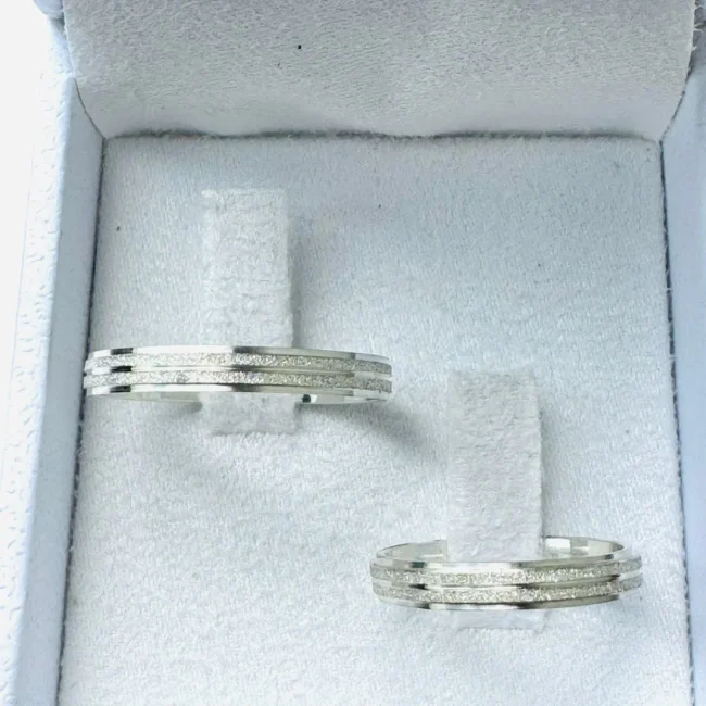 Par de Alianças em Prata 950 3,0 mm | Modelo Fosco Diamantado com Degraus Laterais 🩶