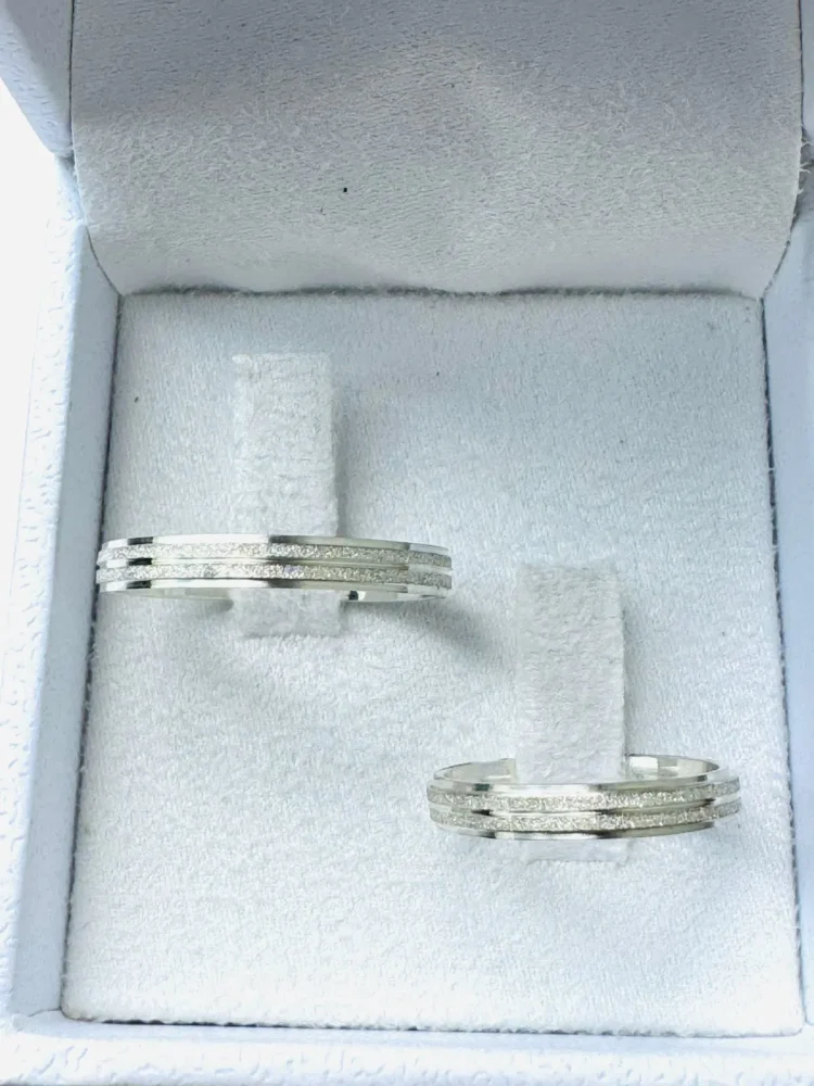 Par de Alianças em Prata 950 3,0 mm | Modelo Fosco Diamantado com Degraus Laterais 🩶