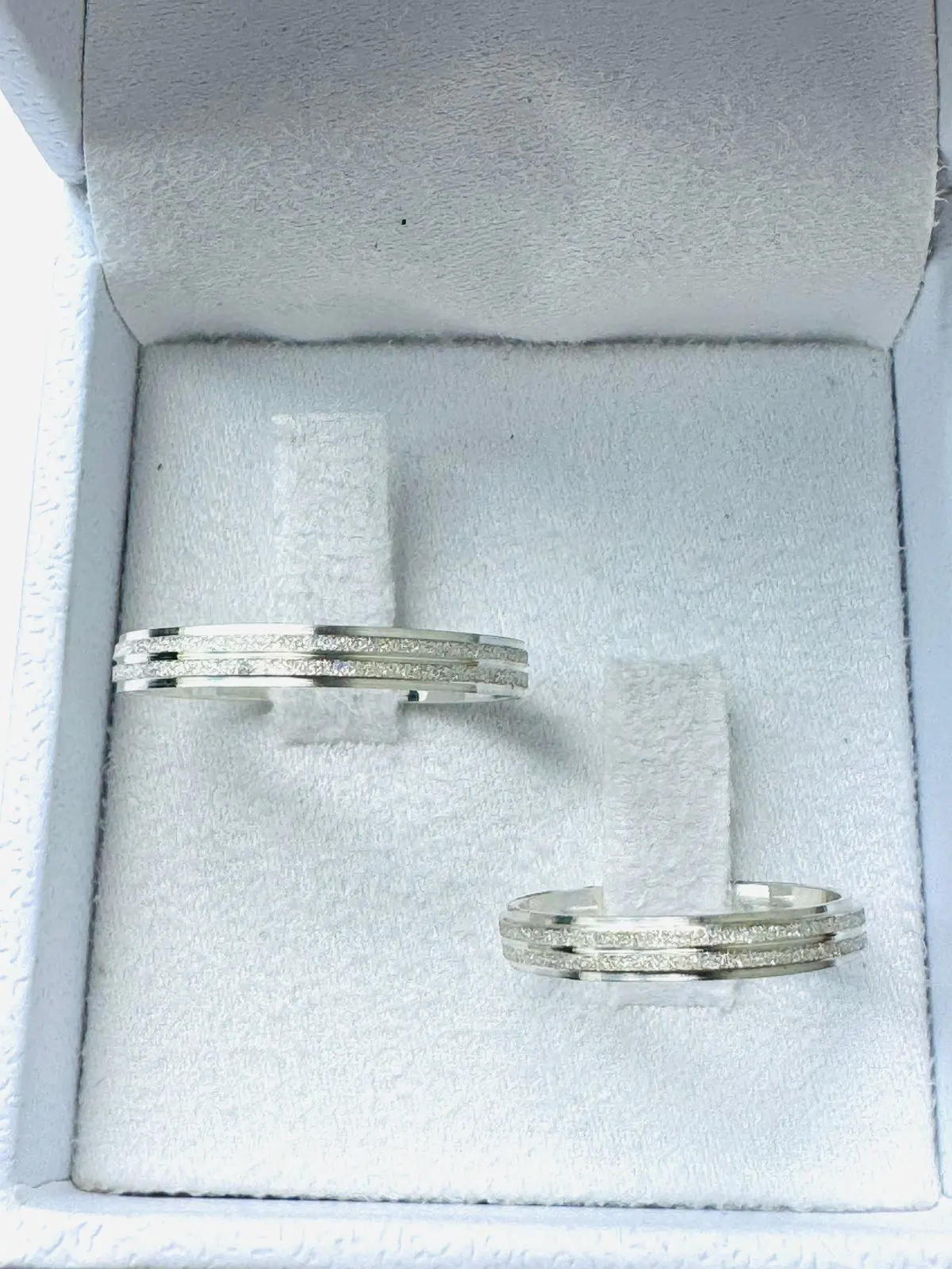 Par de Alianças em Prata 950 3,0 mm | Modelo Fosco Diamantado com Degraus Laterais 🩶 Par de Alianças em Prata 950 3,0 mm | Modelo Fosco Diamantado com Degraus Laterais 🩶
